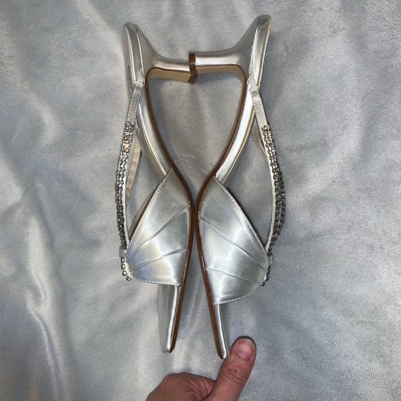 Touch Ups white satin thong kitten heel rhinestone strap size 9.5 Sandals bride - Picture 3 of 10